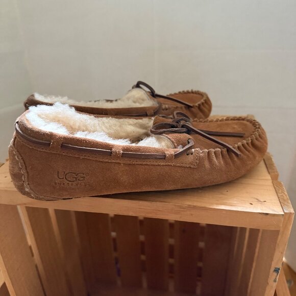 UGG Size 6 Chestnut Brown Suede Dakota Sheepskin Lined Moccasin Slippers Shoes - Picture 15 of 16
